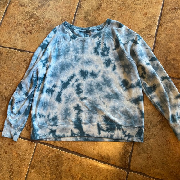 Athleta Sweaters - Athleta Tie dye Sweatshirt size Large